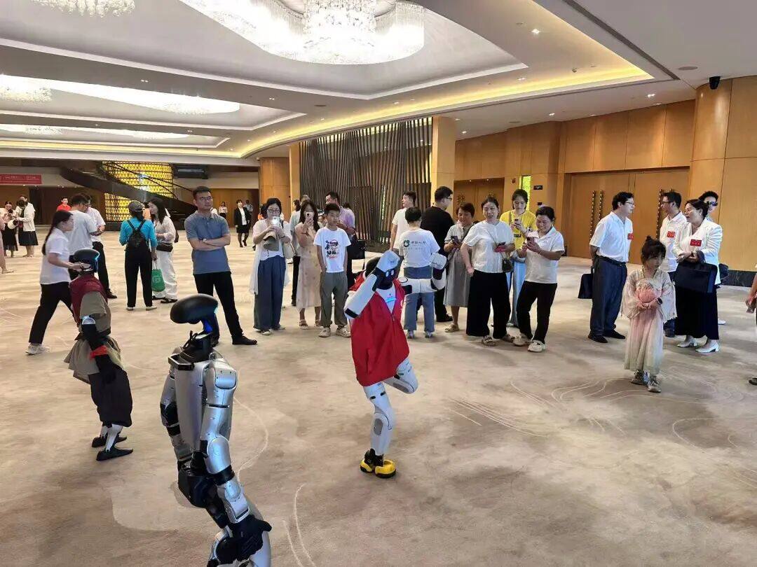 当客户回馈遇见人形机器人：一场让保险公司'出圈'的科技盛宴