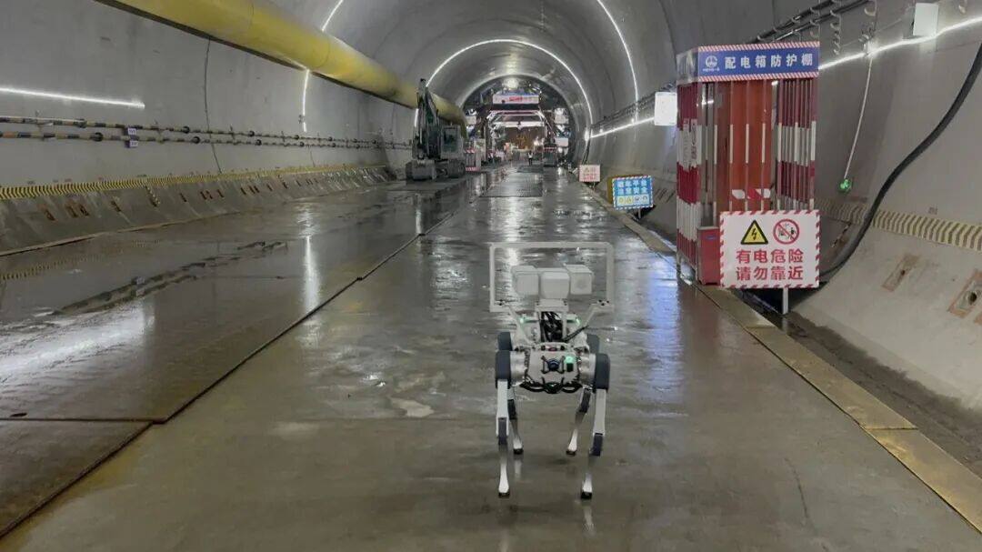 机器狗在隧道内巡检