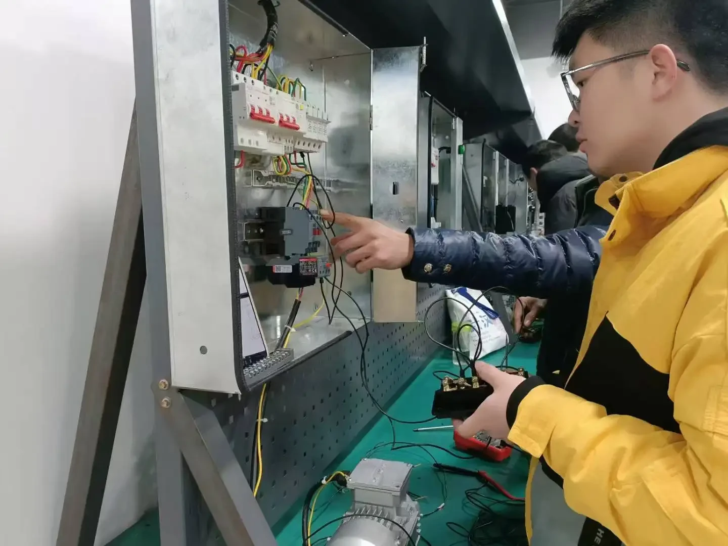 中丞职校低压电工实操培训教室