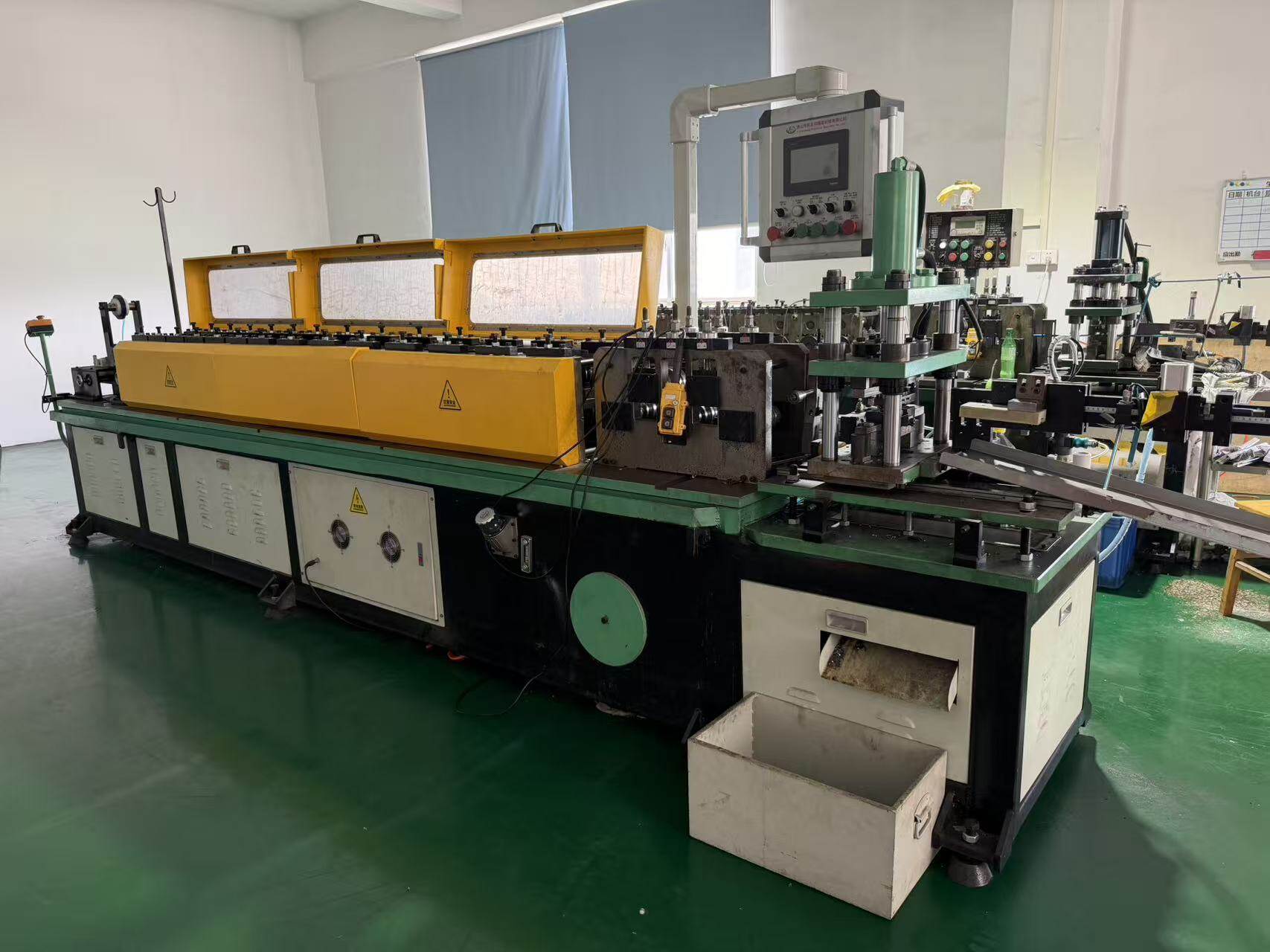Roll forming machine