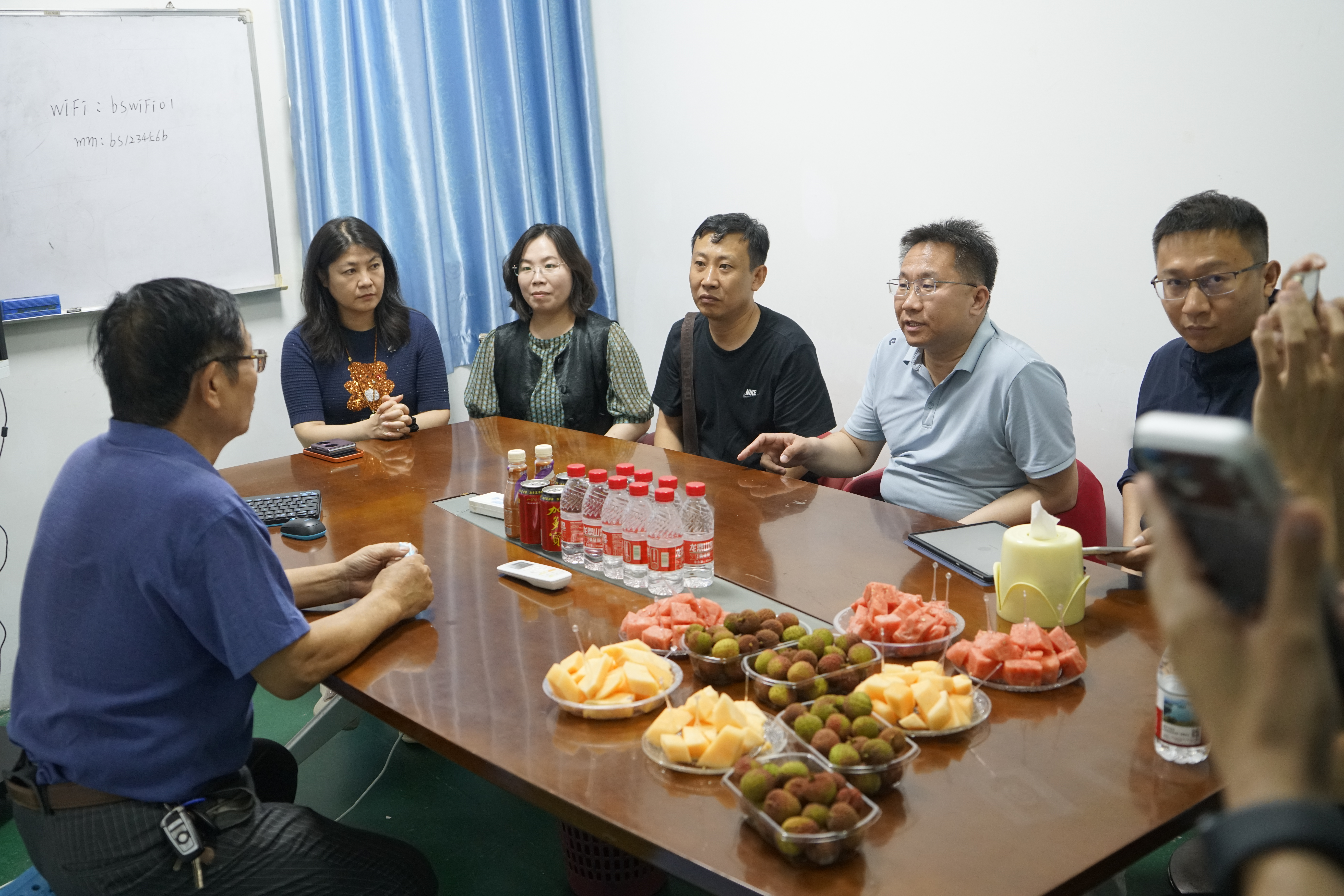 Leaders from Decheng District, Dezhou City, Shandong Province, accompanied by multiple nursing home directors, visited and toured the facility.