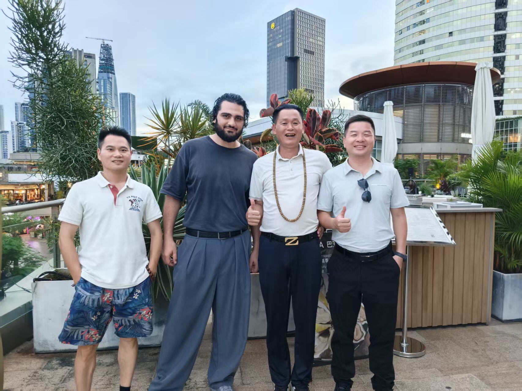 米斗实业创始人团队与国际友人合影