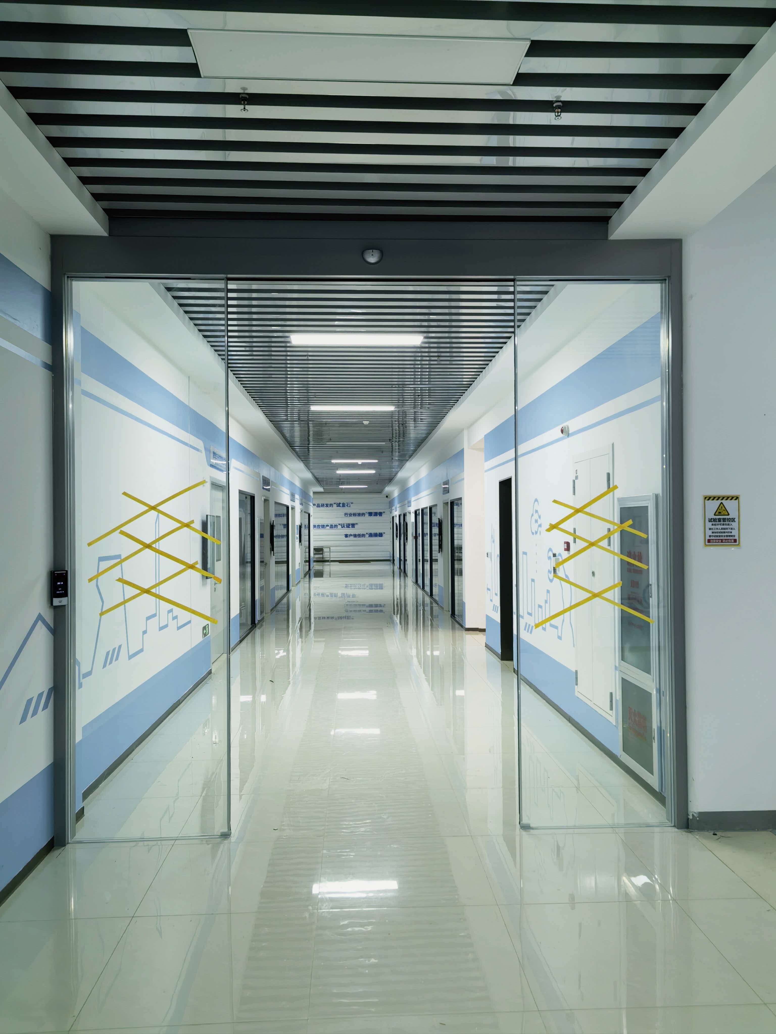 无框型材自动门展示图