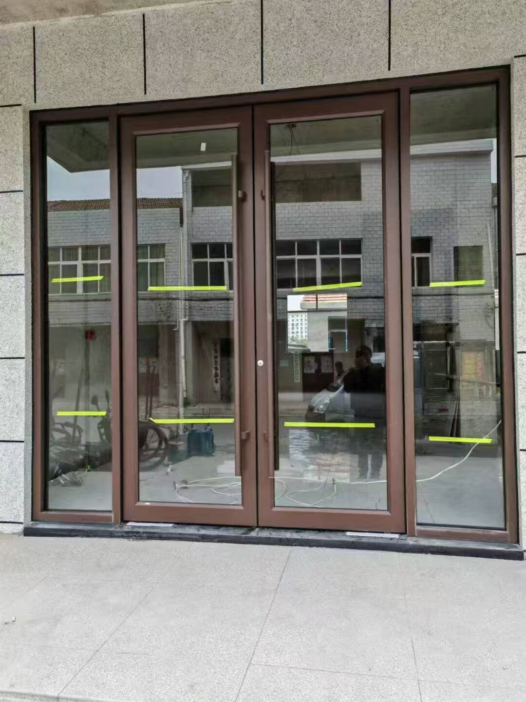 铝合金型材地弹门展示图