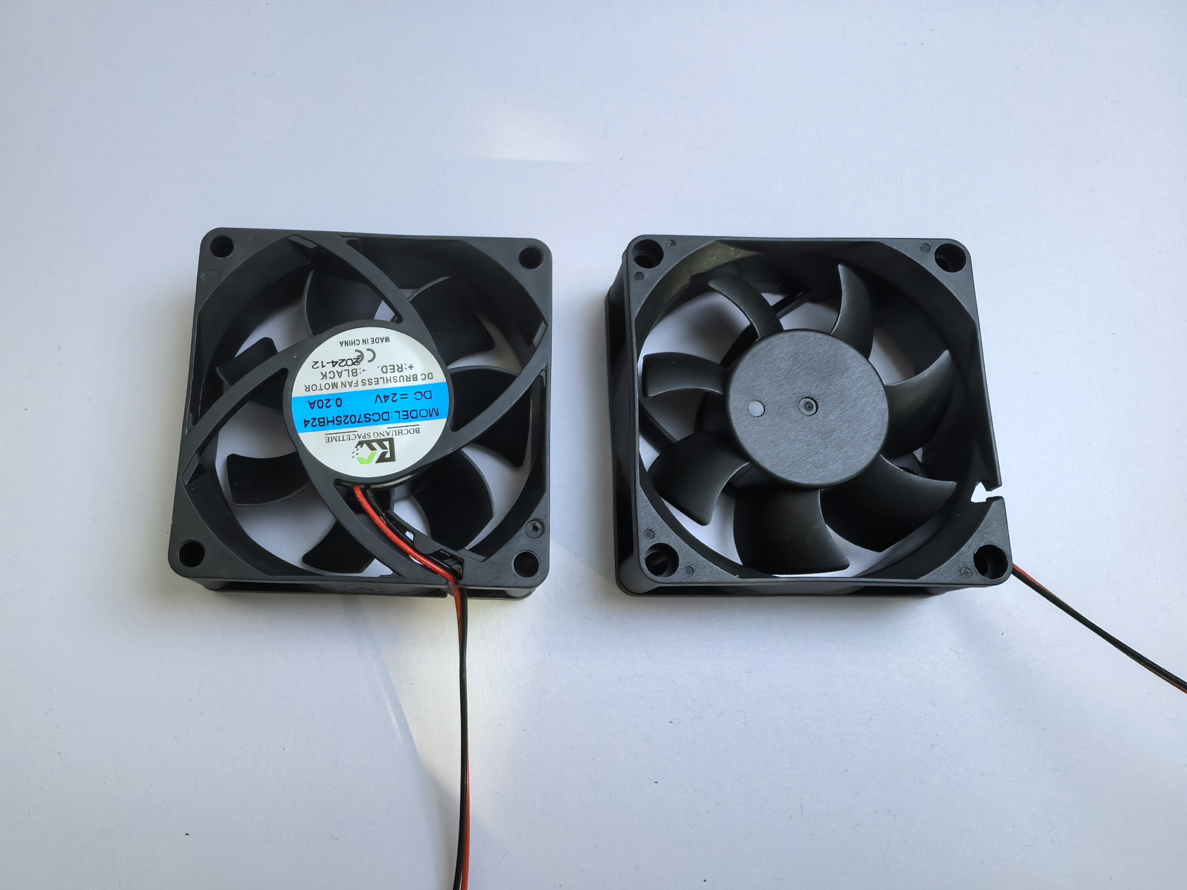 Industrial-Grade Waterproof, High-Temperature Resistant Cooling Fan | DC24V 0.2A 40*40mm High-Airflow Silent Axial Fan (Ideal for Drone Countermeasures / Variable Frequency Drives / Server Cooling)