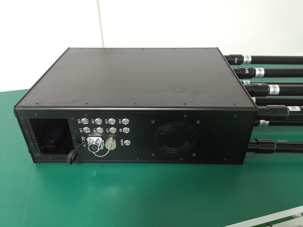 Backpack-mounted 8-channel UAV jammer, 50W, Model BCSK-BB08-5, 360° omnidirectional coverage, effective range of 500-2000m. Single-soldier high-power low-altitude defense and neutralization system.