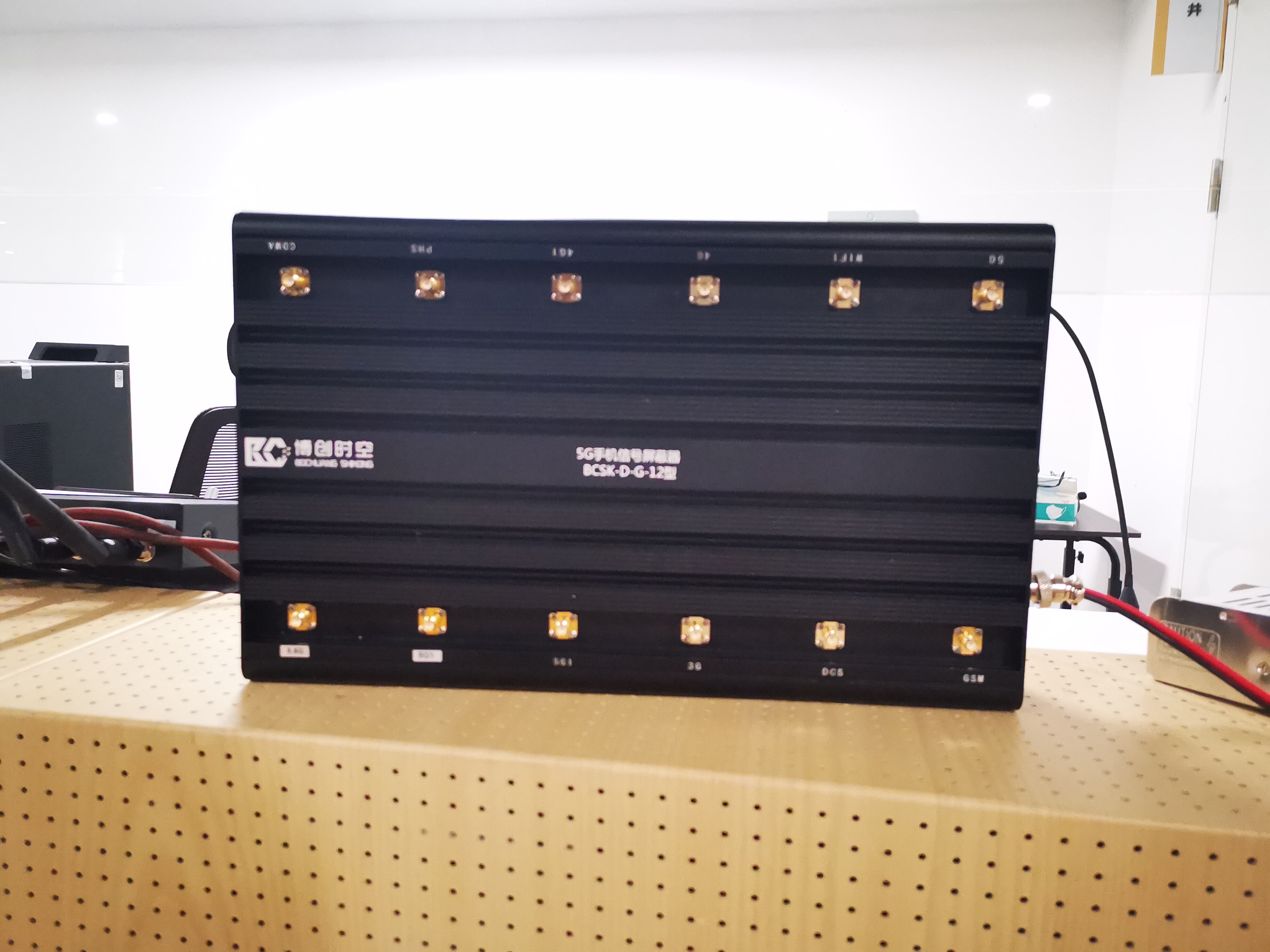 BCSK-D-G-12 12-Channel High-Power 5G Cell Phone Signal Jammer | Supports 5.8G WiFi & Bluetooth Blocking | For Military, Defense, and Government Conference Rooms