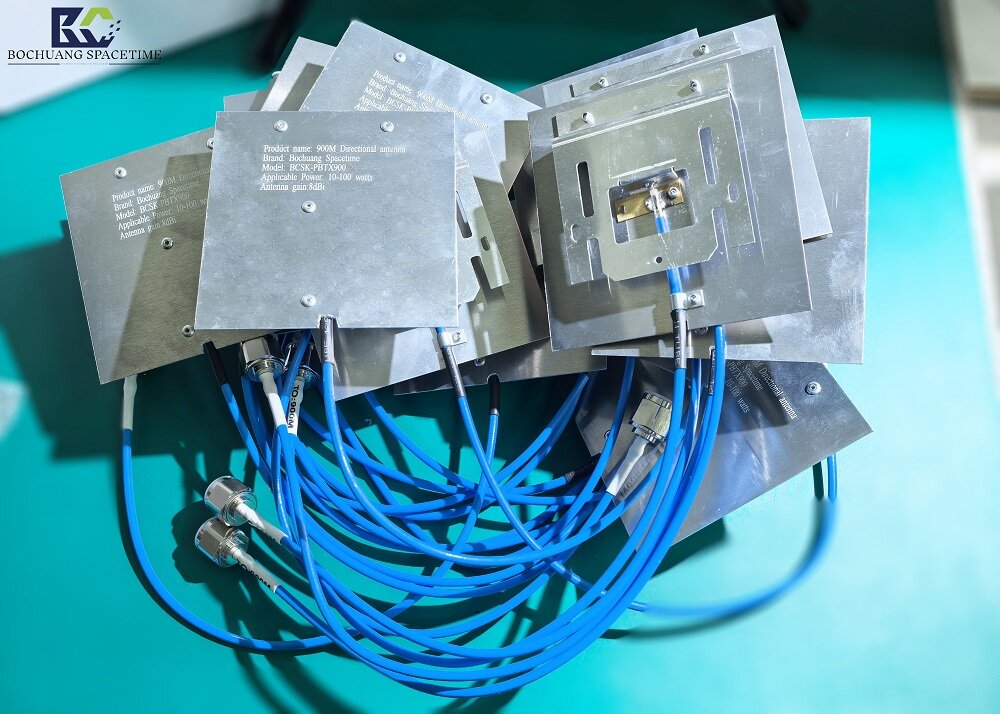 High-Gain Flat Panel Directional Antenna 850-965MHz, 8dBi Industrial-Grade Directional RF Module for Drone Countermeasures, Industrial IoT, and Long-Range Point-to-Point Communication Systems