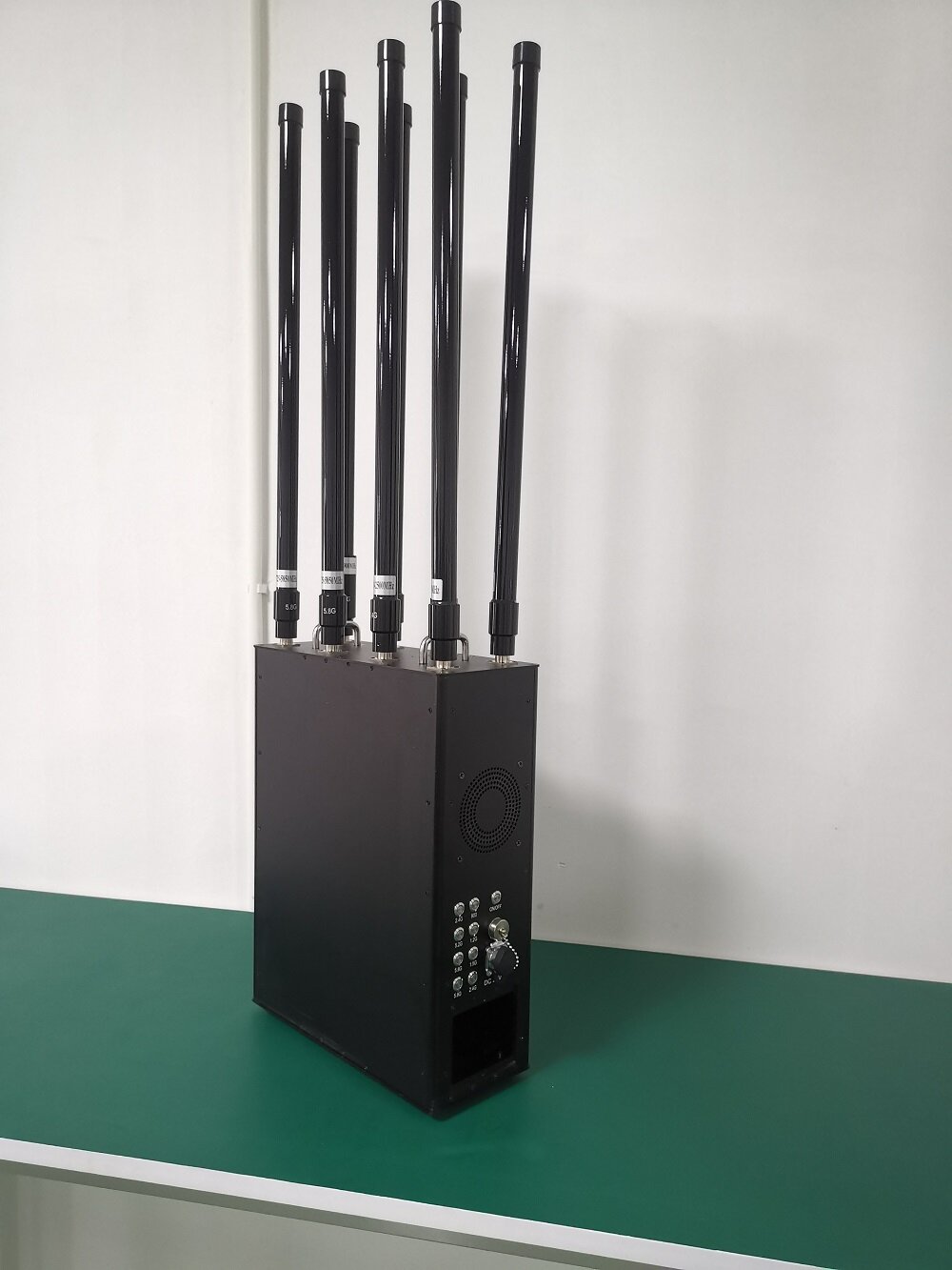 Bochuang Shikong BSK-BB0 8 8 Band UAV Defense and Strike System 50W High Power, Effective Range 1000-2000 Meters, Portable Single-Soldier Anti-UAV Jammer