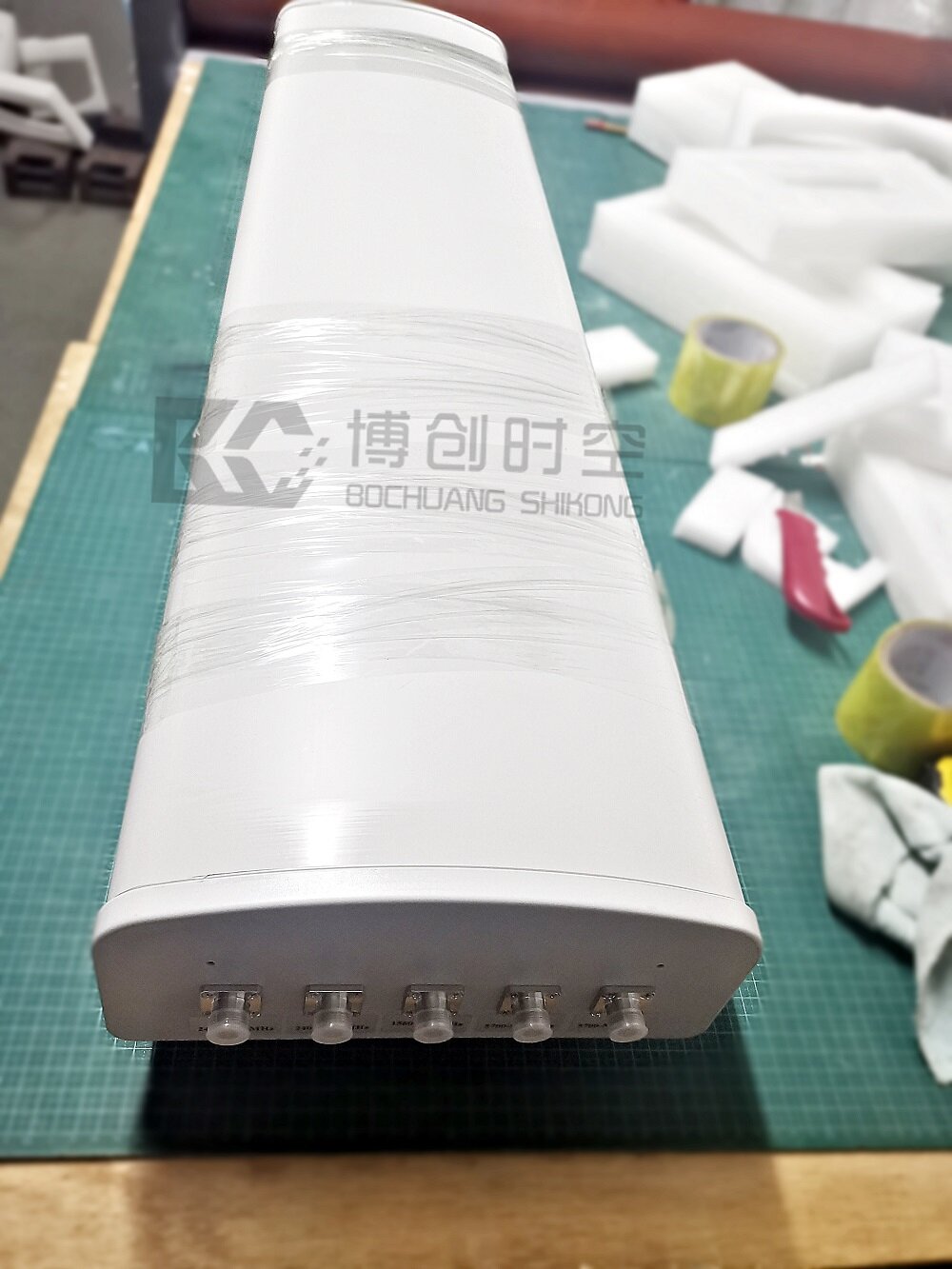博创时空BCSK-JZTX06 户外六频段基站定向天线 | 900M-5.8G全频覆盖 100W大功率 65°波束 5G/4G/WiFi通信板状天线
