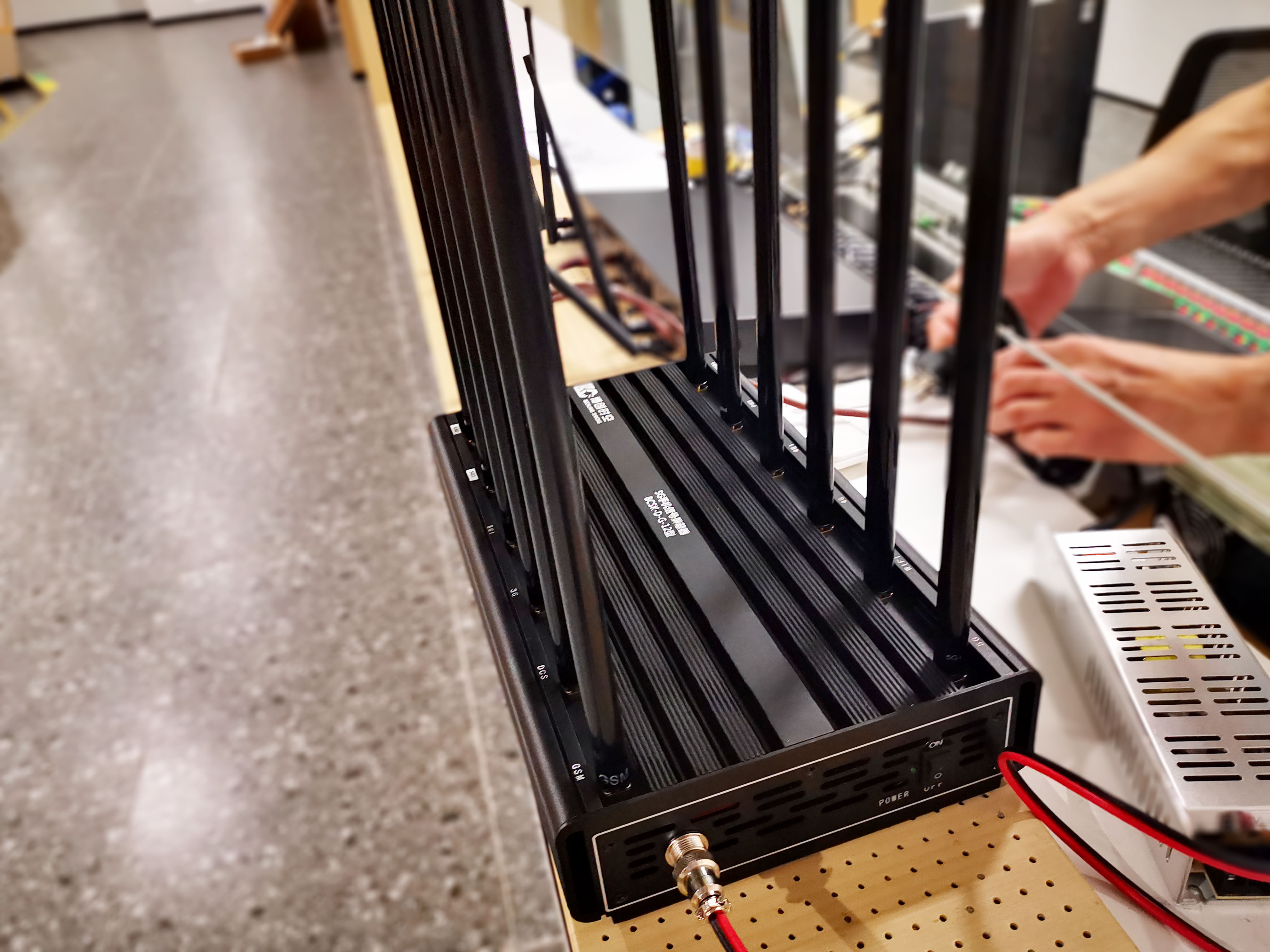 BCSK-D-G-12 12-Channel High-Power 5G Cell Phone Signal Jammer | Supports 5.8G WiFi & Bluetooth Blocking | For Military, Defense, and Government Conference Rooms