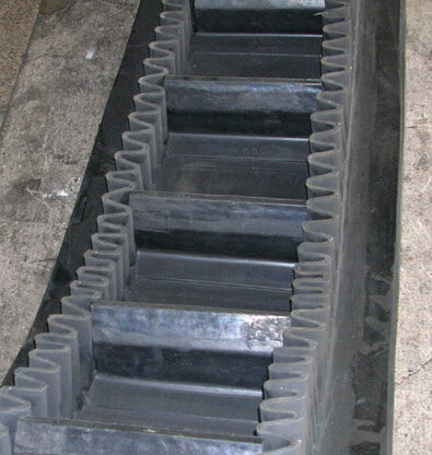 Steep-Incline Conveyor Belt
