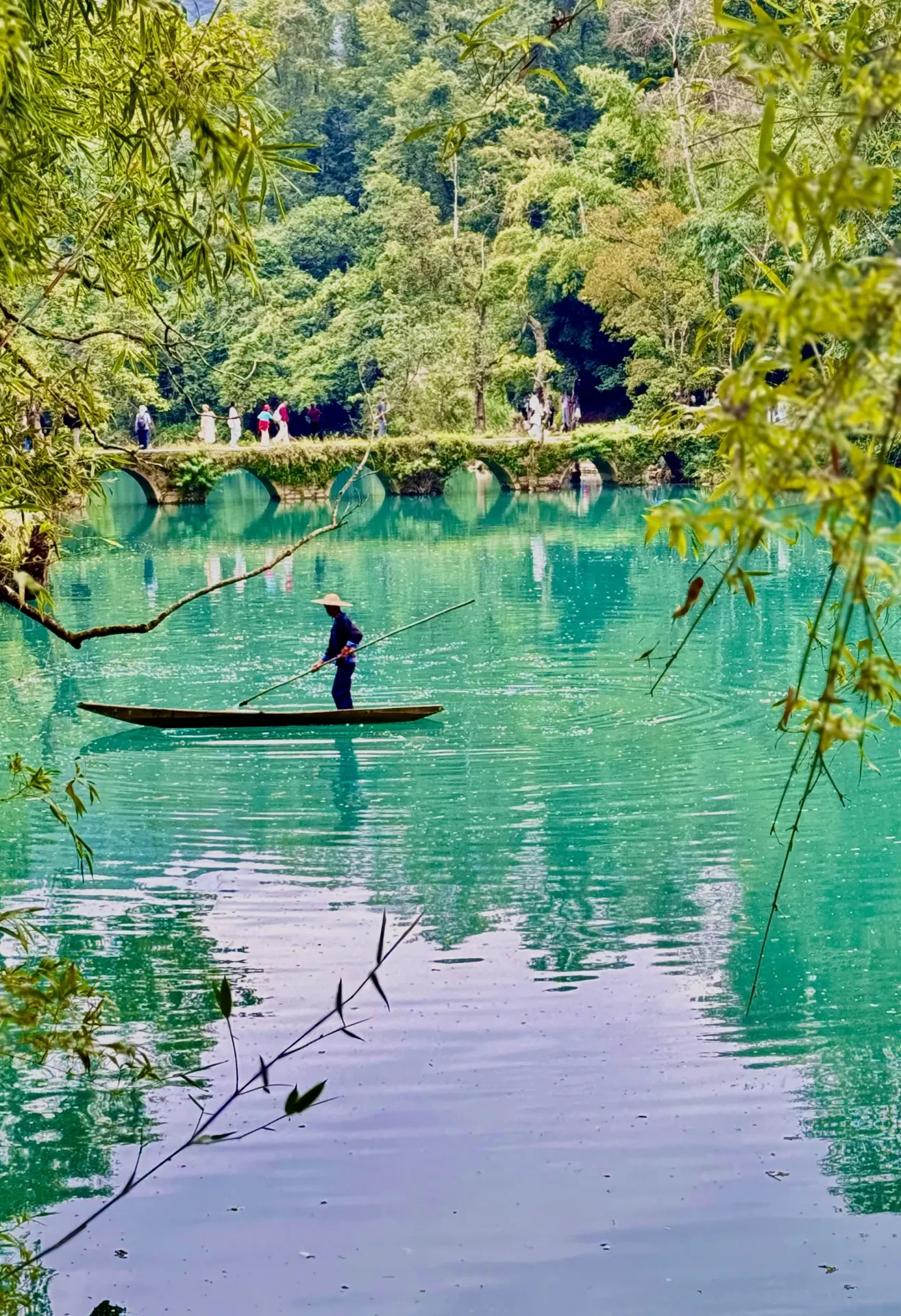How much does a 7-day private car tour in Guizhou cost for overseas Chinese? How to choose between 5-seater and 7-seater vehicles, with a detailed breakdown of classic route pricing.