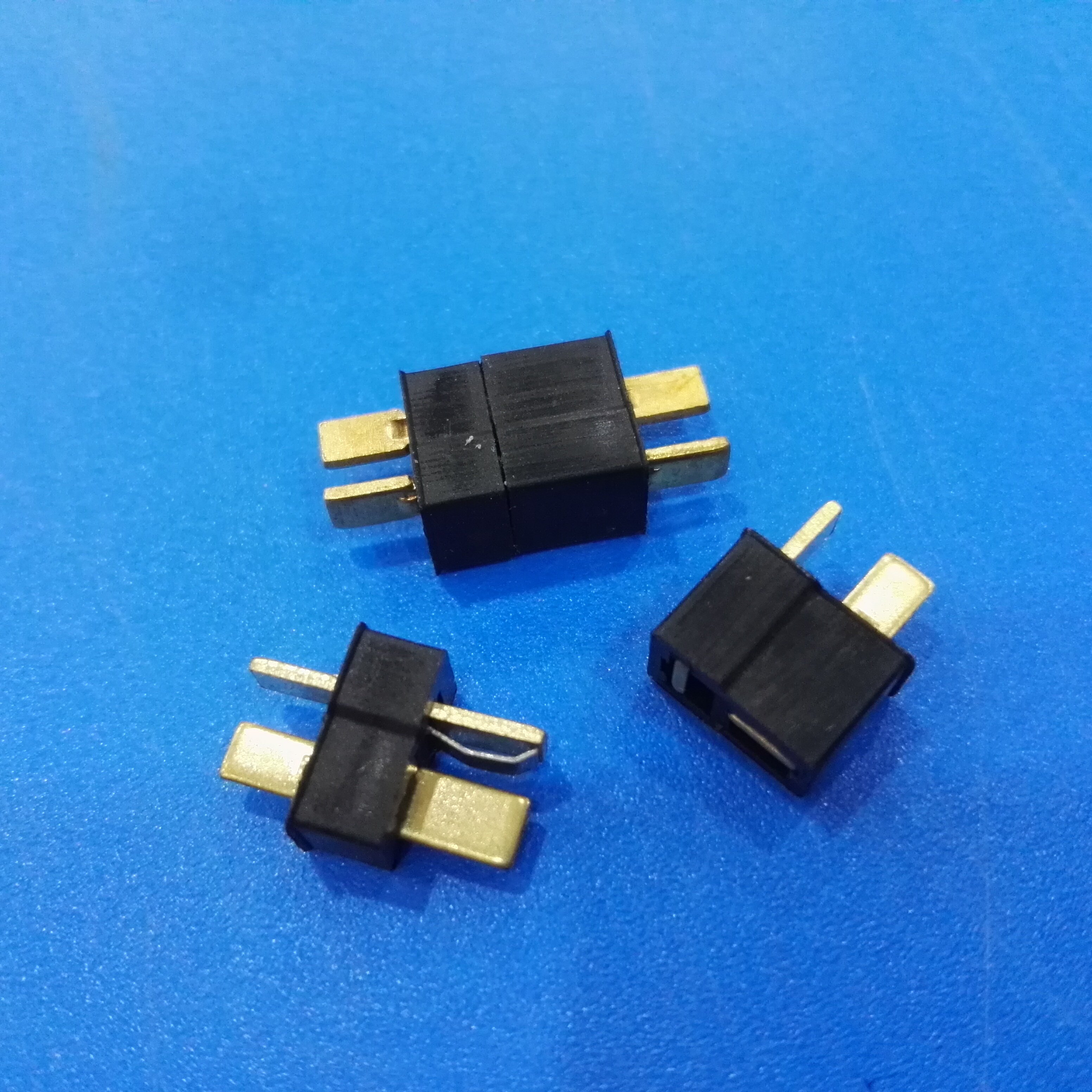Small T-connector male and female plugs