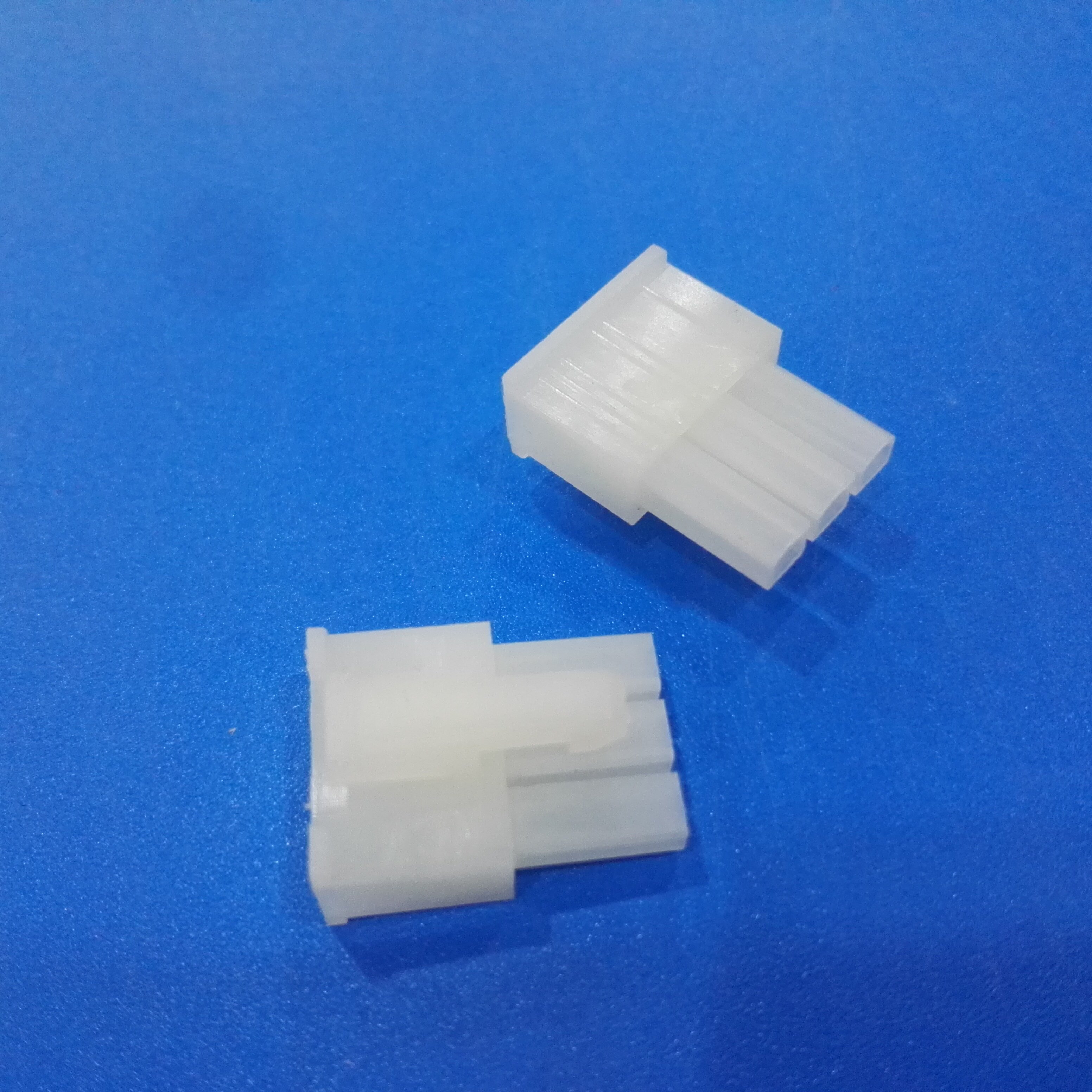 MOLEX 5557-02R2 4.2 Pitch Single-Row Male Housing Image 4