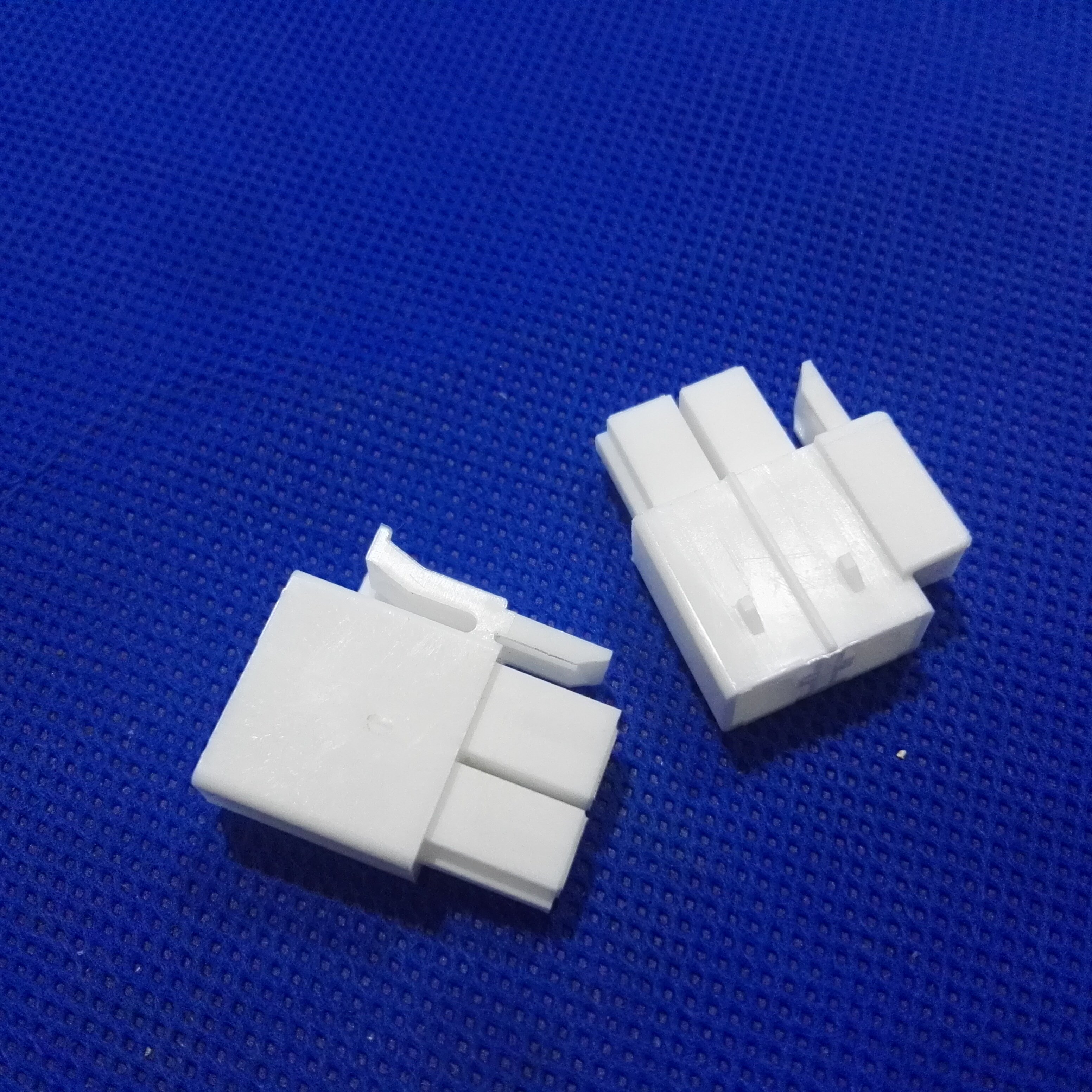 MOLEX 35965-0200/9200 8.0 Pitch Housing Locking Terminal, Image 2