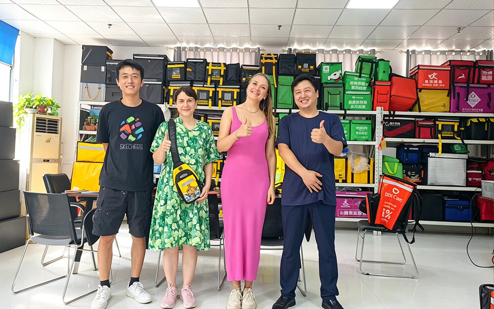 俄罗斯 Yandex Food 代表考察砀山县美团箱包有限公司