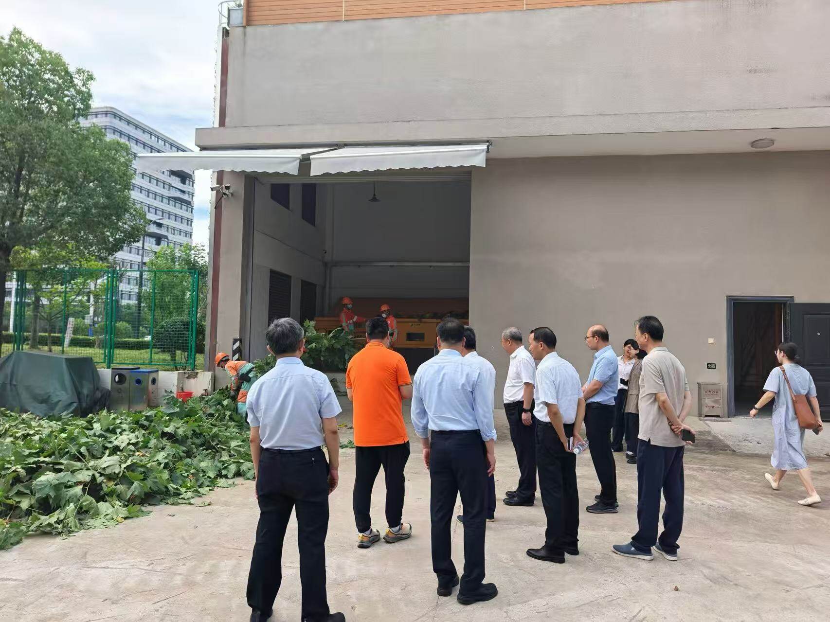 转发静安绿化市容公众号：市人大、市生态环境局调研静安区绿化废弃物资源化利用示范点